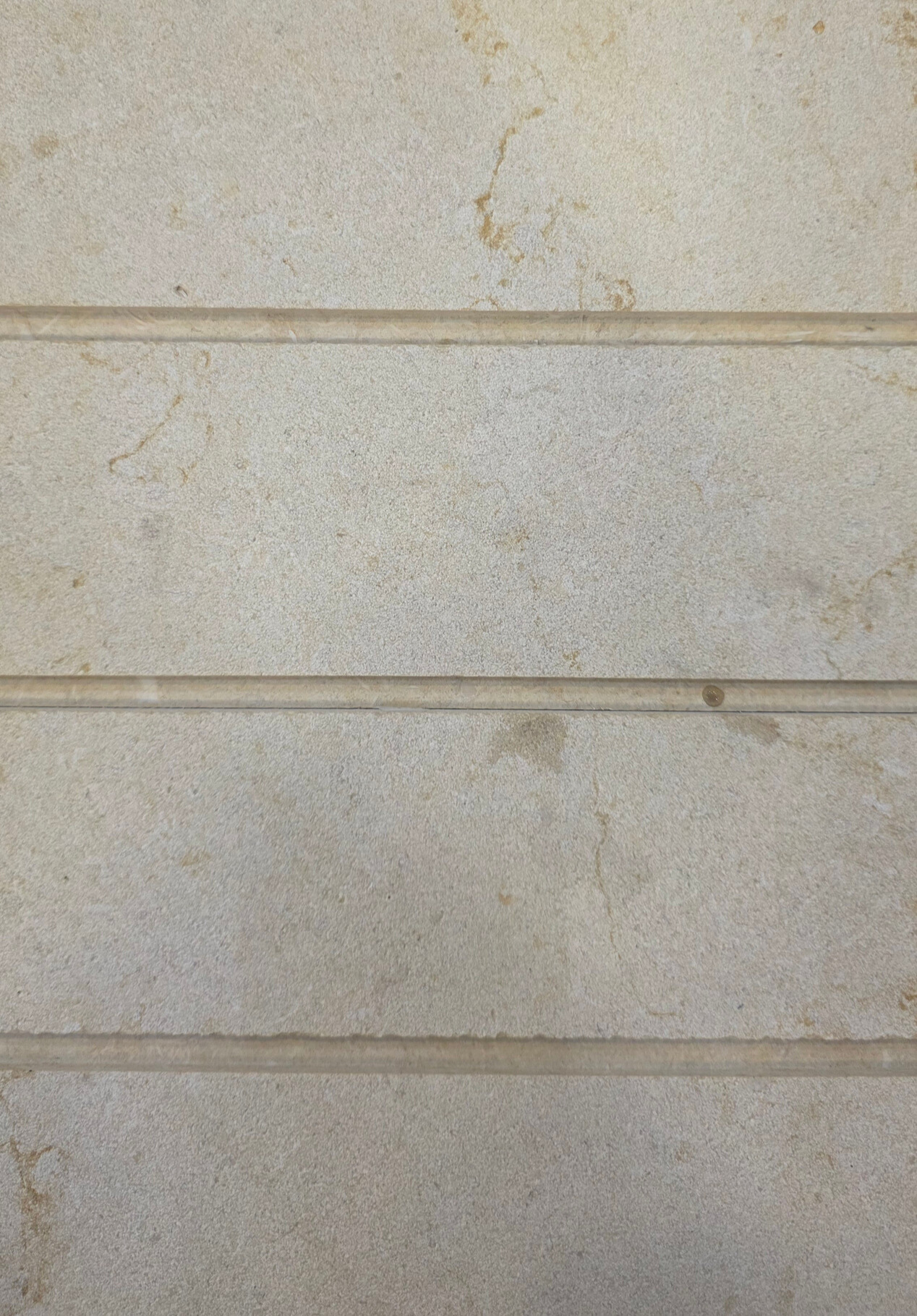 RÉGUA TRAVERTINO EGÍPCIO COM FRIZO